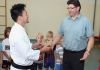 Župan Brežic Ivan Molan je učitelja karateja Akihita Yagija obiskal med vadbo v OŠ Brežice, mu izročil darilo -  'Drevo življenja' in se zahvalil za obisk in skrbno delo z otroci 