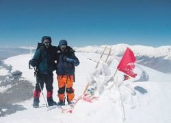Na vrh Muztagh Ata so prvi prišli Marjan Markovič, Stane Horvat in Maks Kokalj (na fotografiji sta slednja), Tomaž Erpič pa je goro naslednji dan osvojil na smučeh. (Foto: Marjan Markovič)