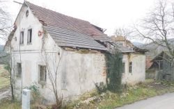 V spodnjem delu Brezovice propadata še dve domačiji z gospodarskimi poslopji. Podobno sliko je žal videti še v mnogih slovenskih vaseh in tudi mestih. (Foto: L. M., arhiv DL)