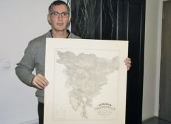Avtor razstave Ivan Kordiš s Kozlerjevim zemljevidom iz leta 1852. (Foto: M. L.-S., arhiv DL)