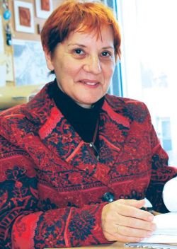 Ravnateljica OŠ Drska Nevenka Kulovec s fasciklom reklamacij, ki so se nabrale od otvoritve šole leta 2002. (Foto: I. N.)