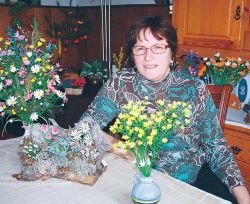 Francka Murn rože iz krep papirja izdeluje že deset let. (Foto: J. A.)
