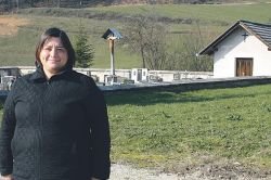 Bogdana Brilj, predsednica KS Sela pri Šumberku, je zadovoljna, da bodo v kraju končno dobili mrliško vežico. (Foto: J. A.)
