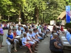 Poletni piknik družin na topliški jasi povezal več kot 700 ljudi 
