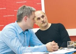 Arhitekt Dare Homan (desno) v pogovoru z Alešem Šurlo, energetskim menedžerjem na novomeški občini. (Foto: I. Novak)