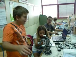 Društvo Čarunalnik uči otroke programirati in upravljati z roboti