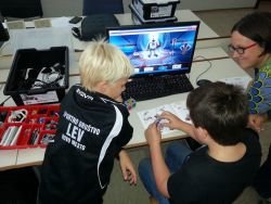 Društvo Čarunalnik uči otroke programirati in upravljati z roboti