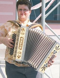 Tina Lenart s svojo harmoniko (Foto: L. M.)
