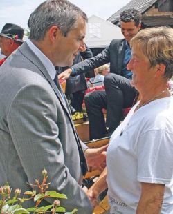 Marija Podobnik je s prisrčnim stiskom rok sprejela kmetijskega ministra Dejana Židana. (Foto: J. A.
