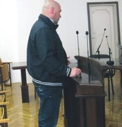 Eldin Ramić je enkrat sicer že prišel na krško sodišče in pokazal, da je precej nagle jeze. Ko je sodnik nekoliko povzdignil glas, mu je Ramić zabrusil, da se še oče ni drl nanj, pa se tudi sodnik ne bo.