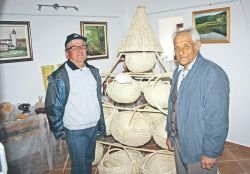 Košare, ki sta jih Drago Krnulc (desno) in Ivan Šeler razstavila v Kapelah. (Foto: M. L.)