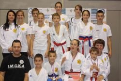 Zmaga Katje Bajs in osem odličij za brežiške karateiste v Kranju