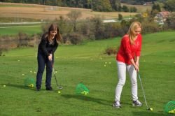 Simbioza giba: Nuša Derenda na golfu na Otočcu 