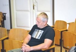 Franc Zupančič je trenutno na Dobu na prestajanju 3-letne zaporne kazni zaradi goljufij. Na sodišče je prišel sam, brez spremstva pravosodnih policistov.