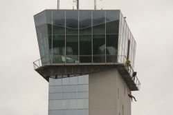 Vojaško letališče: Reševali iz novega kontrolnega stolpa