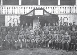Vojaki 1. svetovne vojne praznujejo božič leta 1916. Janez Papič je v 1. vrsti desni. (Reprofoto: M. Žnidaršič)
