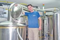 Denis Imširovič v »kuhinji« družinske pivovarne, kjer se začne varjenje piva. (Foto: M. B.-J.)