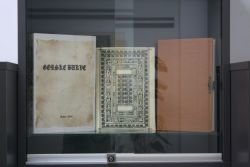 Gorske bukve, prvi daljši pravni akt v slovenskem jeziku, v vitrini OŠ Raka
