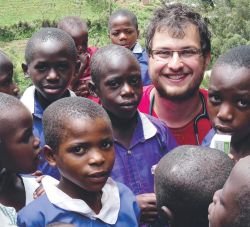 Marko med ugandskimi otroki