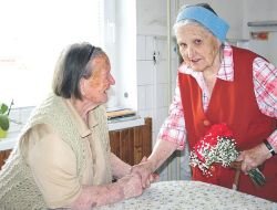 Jubilantki je prišla voščit 94-letna soseda Ana Osana. (Foto: J. A.)