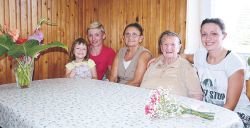 Anica Oblak z domačimi: hčerko Nado, vnukinjama Anjo in Nino ter pravnukinjo Tijo (Foto: J. A.)