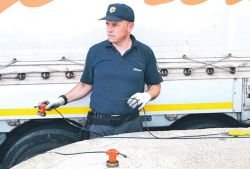 Policist z detektorjem srčnega utripa, s pomočjo katerega odkrivajo ilegalce med tovorom. Menda ta naprava zazna tudi miško med tovorom.