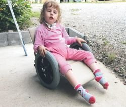 Lara se najraje vozi naokoli s posebnim vozičkom, ki ga je zanjo izdelal očka Andrej, mehanik po poklicu. (Foto: A. Kerin)