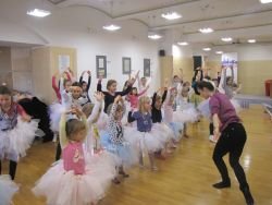 Ana Klašnja zaplesala z mladimi balerinami 