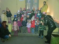 Pohod z lučkami z dedki in babicami v Vrtcu Stopiče 