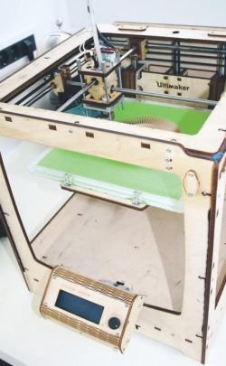 3D tiskalnik je uporaben pripomoček mladih oblikovalcev. (Foto: J. A.)