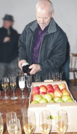 Jože Simončič rad postreže s pleterskimi dobrotami, med katerimi so gotovo dobra vina in sadje. (Foto: L. M.)