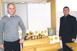 Z rezultati projekta Kočevski gozdni med so, kot sta povedala Tomaž Lovšin (levo) in Stanislav Knežić, zadovoljni, saj je kočevski gozdni med postal bolj prepoznaven. (Foto: M. L.-S.)
