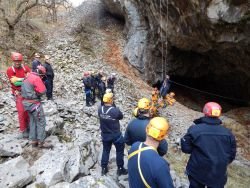 Jamarji s pomočjo vrvne tehnike reševali iz jame