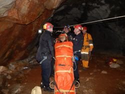 Jamarji s pomočjo vrvne tehnike reševali iz jame