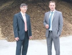 Direktor Melamina Srečko Štefanič (levo) in Igor Mihelič pred novo kotlovnico, ki bo prinesla nova delovna mesta tudi v lokalnem okolju, predvsem dobaviteljem lesne biomase, pa tudi širše. (Foto: M. L.-S.)