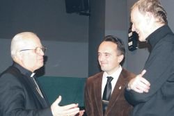 Novomeški škof msgr. Andrej Glavan (na levi) v sproščenem pogovoru z dr. Ivom Keržetom in dr. Stanislavom Slatinkom. Z gosti se je pogovarjala Helena Jaklitsch. (Foto: L. M.)