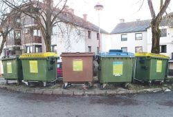Na komunalnih podjetjih ugotavljajo, da najbolj nedosledno odpadke ločujejo pri stanovanjskih blokih. (Foto: J. S.)