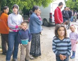 Romski otroci, ujeti v utečeno romsko življenje brez prave prihodnosti. A za boljši jutri bodo morali kaj storiti tudi sami - najprej hoditi v šolo in se učiti.