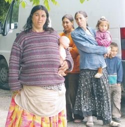 Romske mamice, mnoge utrujene in iztrošene tudi od številnih porodov.