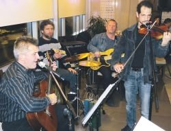 Tone Grahek (prvi z leve) je z glasbeno skupino Samorog zaigral in zapel na Zimskih kratkočasnicah. (Foto: M. B.-J.)