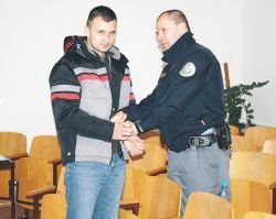 Denis Mustafoski je na sodišče prišel iz zapora, saj je v priporu že več kot 10 mesecev. (Foto: J. A.)