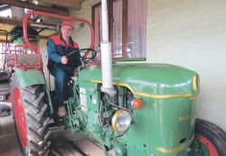 Traktor, kljub temu da ima že 59 let, še vedno služi svojemu namenu.