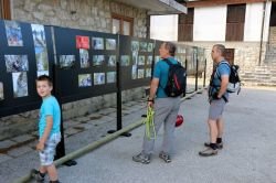 Tončkov dom je junija letos, ko so odprli novo, zahtevno pot na Lisco, obiskal tudi Viki Grošelj (na sredini). (foto: arhiv; PD Lisca Sevnica)