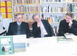 Nikola Gojmerac, Josip Fabina in Matjaž Rus (z leve) v zanimivem pogovoru o dveh zajetnih knjigah. (Foto: M. B.-J.)