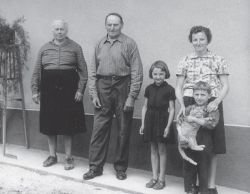 Joško z mamo, sestro in starimi starši pred domačo hišo