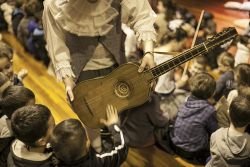 Glasbene cvetke z baskovskima glasnikoma: srečanje med kulturami v Evropi kraljev