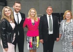 Družina Črtalič (z leve): Anja, Jernej in Mojca ter starša Bojan, ki je tudi lastnik in prokurist podjetja FerroČrtalič, in Slavojka. (Foto: A. M.)