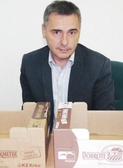 Jure Vončina, direktor KZ Krka Novo mesto, z novimi embalažami oz. gajbicami za domače dobrote z naših kmetij