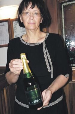 Veronika Frelih s penino Kappelman, ki si je prislužila naziv svetovnega šampiona med penečimi vini. (Foto: J. S.)