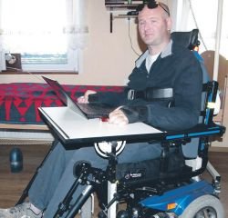 Tinetu Gradišarju na invalidskem vozičku cez dan dela družbo računalnik, ki prej, ko je bil še zdrav, ni bil njegov prijatelj. (Foto: Lidija Markelj)